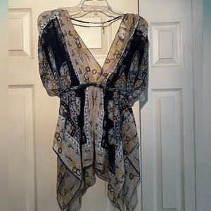 Guess kerchief top with back chain accent